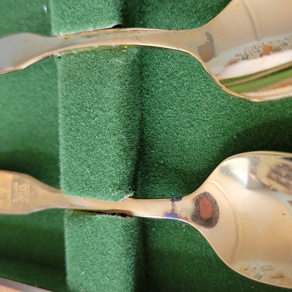 3 Golden Canada Spoons - Picture 6 of 7